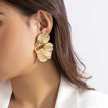 Реколта сплав с цвете дизайн виси обеци за жени мода изявление модерен златен цвят Y2K аксесоари